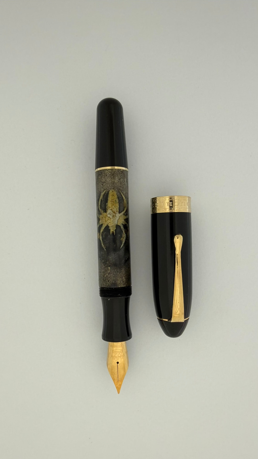 Stilografica Spider Oro 06 con ragno dipinto a mano, esemplare unico con finitura placcato oro