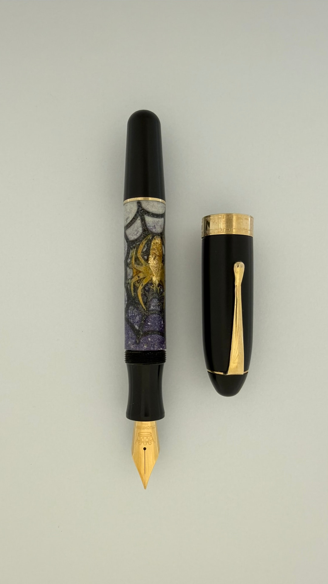 Stilografica Spider Oro 03 con ragno dipinto a mano, esemplare unico con finitura placcato oro