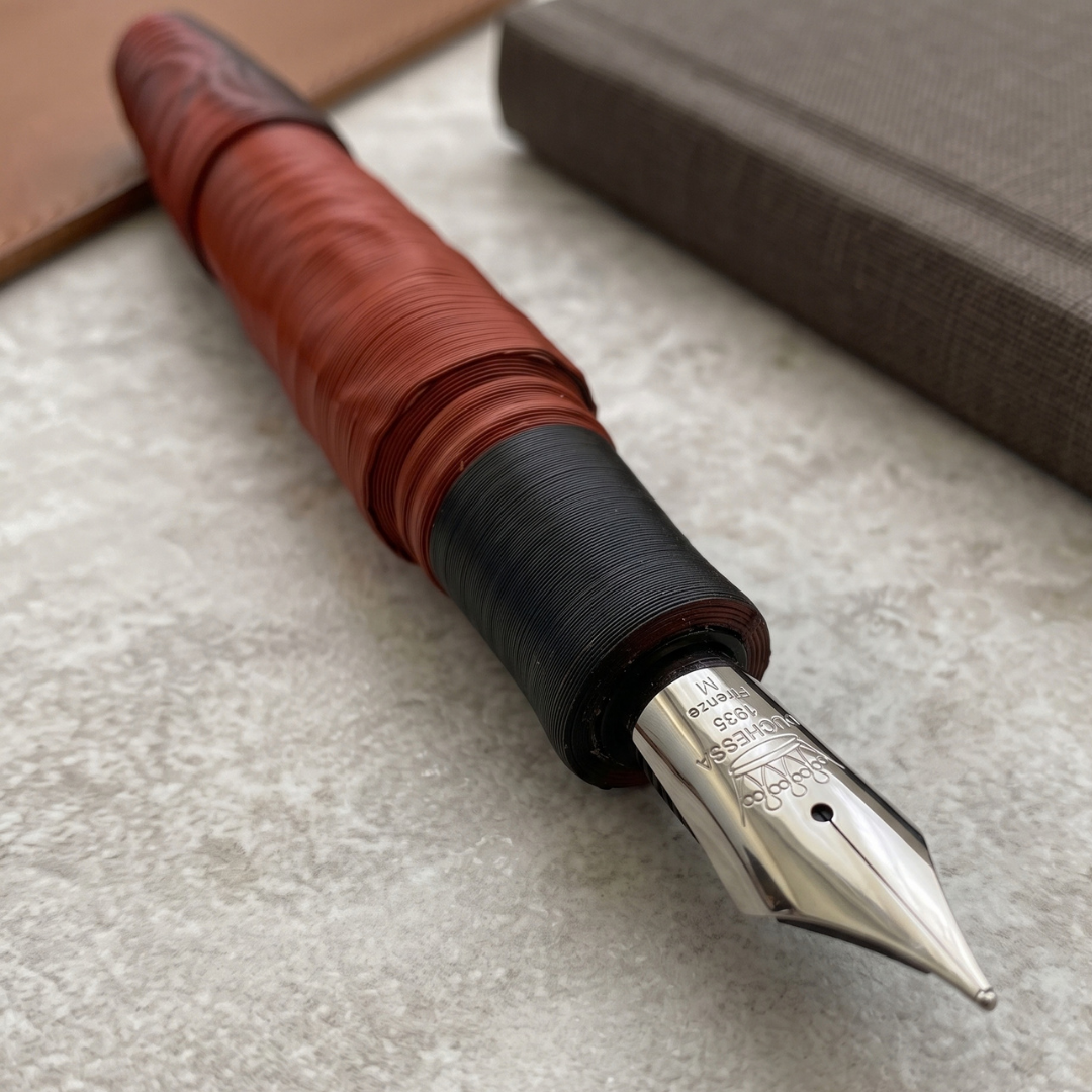 Penna Wave stilografica nel colore rosso e nero