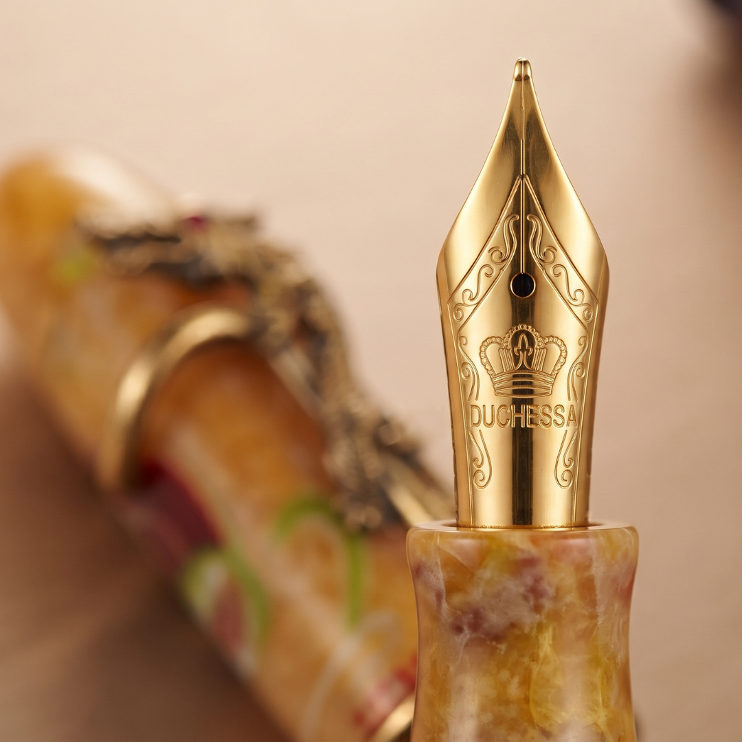 Dettaglio del pennino dorato di Zhulong inciso con la corona Duchessa