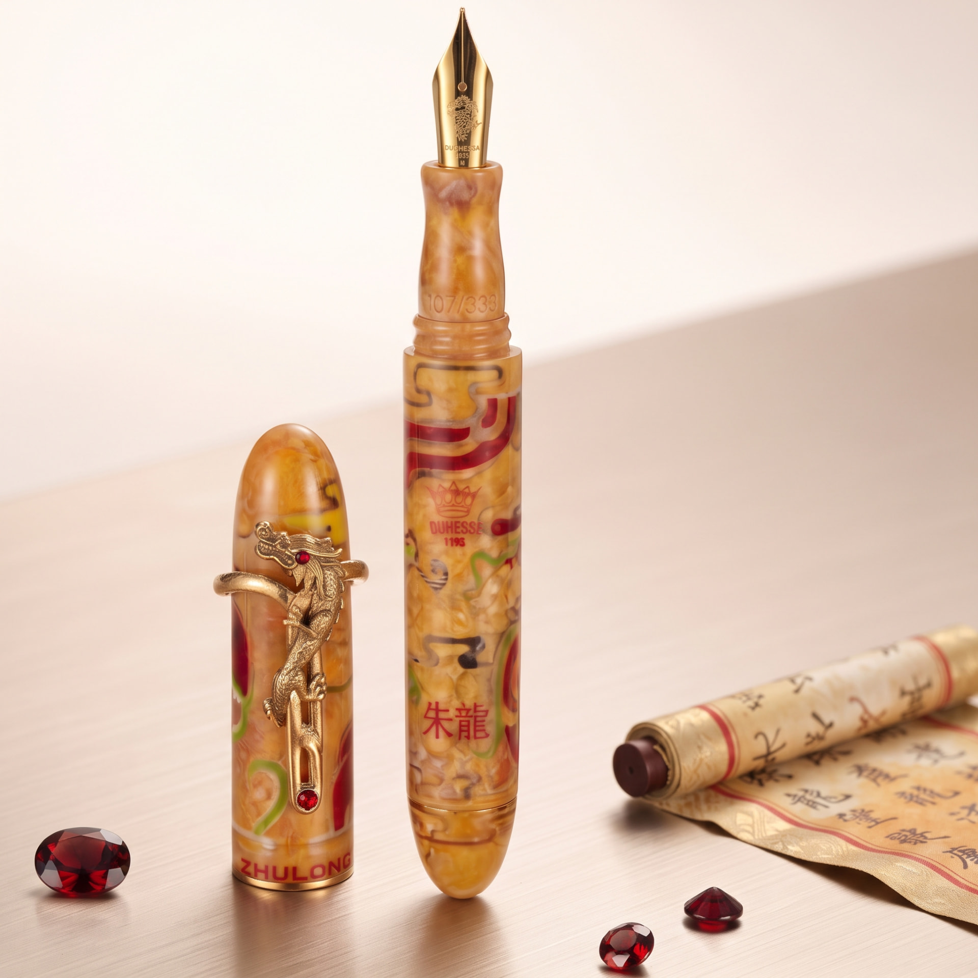 Zhulong aperta con pennino in oro accanto alla custodia e al rotolo di carta di riso con i caratteri del drago