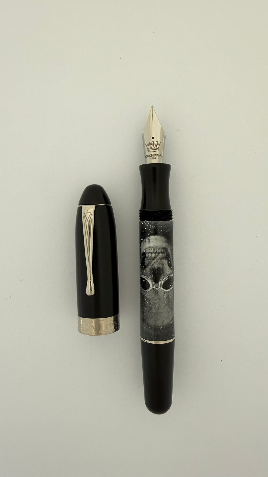 Stilografica Skull 04 con teschio dipinto a mano, esemplare unico