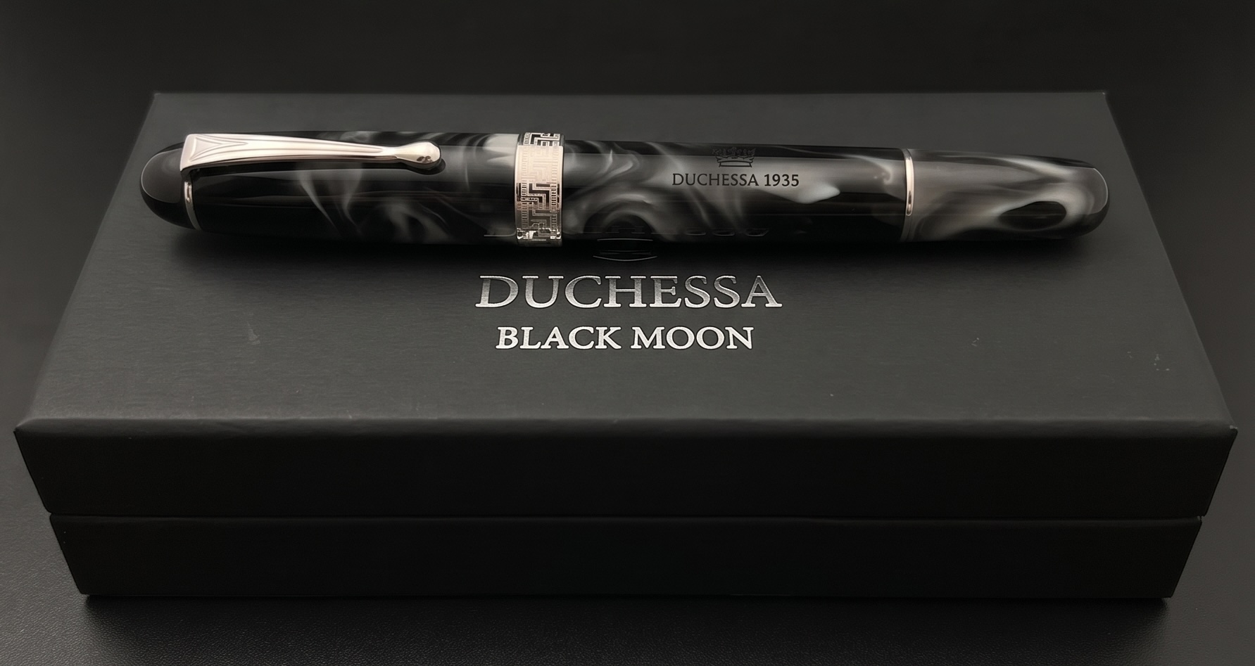 La stilografica Black Moon in resina nera venata sulla sua confezione Duchessa 1935