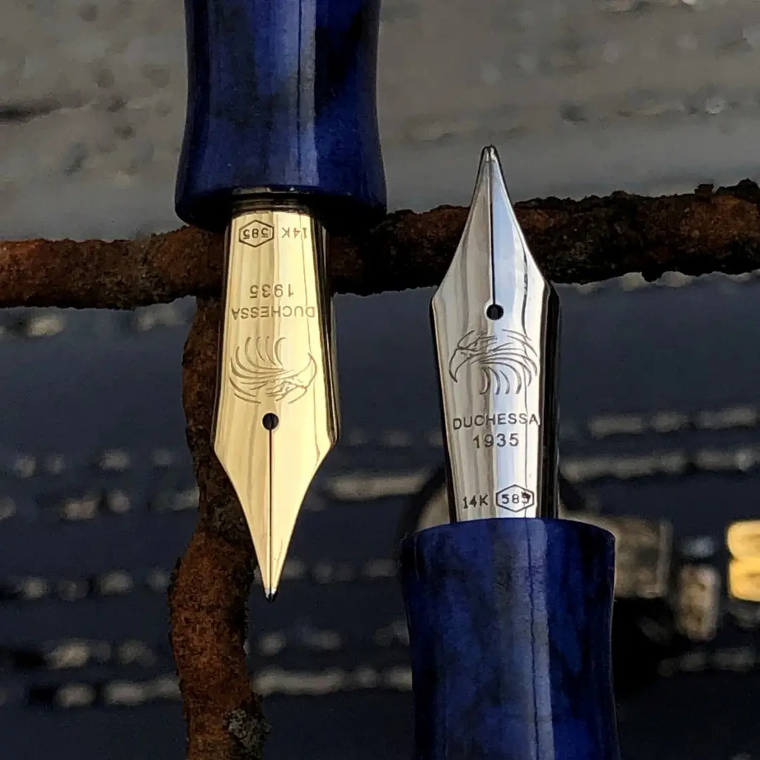 I pennini in oro 14 carati incisi con l’aquila Duchessa 1935