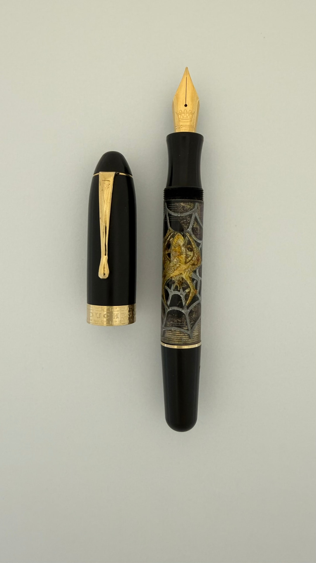 Stilografica Spider Oro 01 con ragno dipinto a mano, esemplare unico con finitura placcato oro