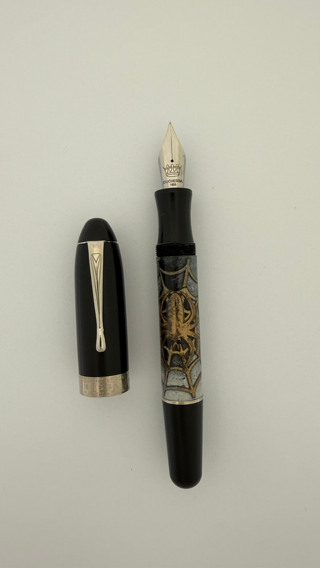 Stilografica Spider Palladio 01 con ragno dipinto a mano, esemplare unico con finitura palladio