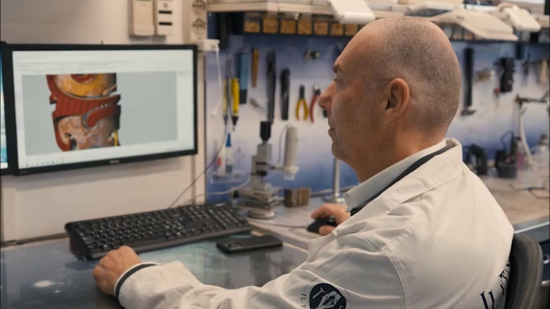 Fabio Moricci al lavoro al computer con il modello tridimensionale di una penna