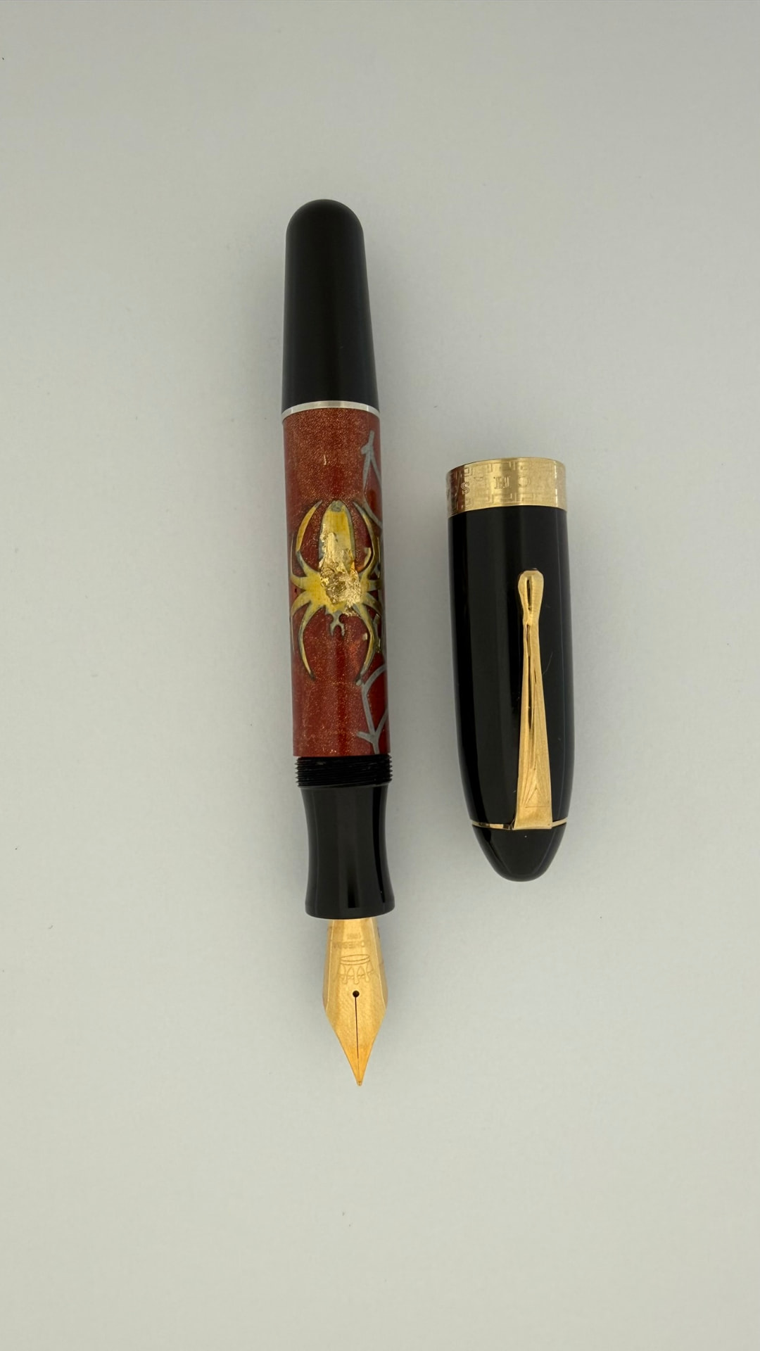Stilografica Spider Oro 07 con ragno dipinto a mano, esemplare unico con finitura placcato oro