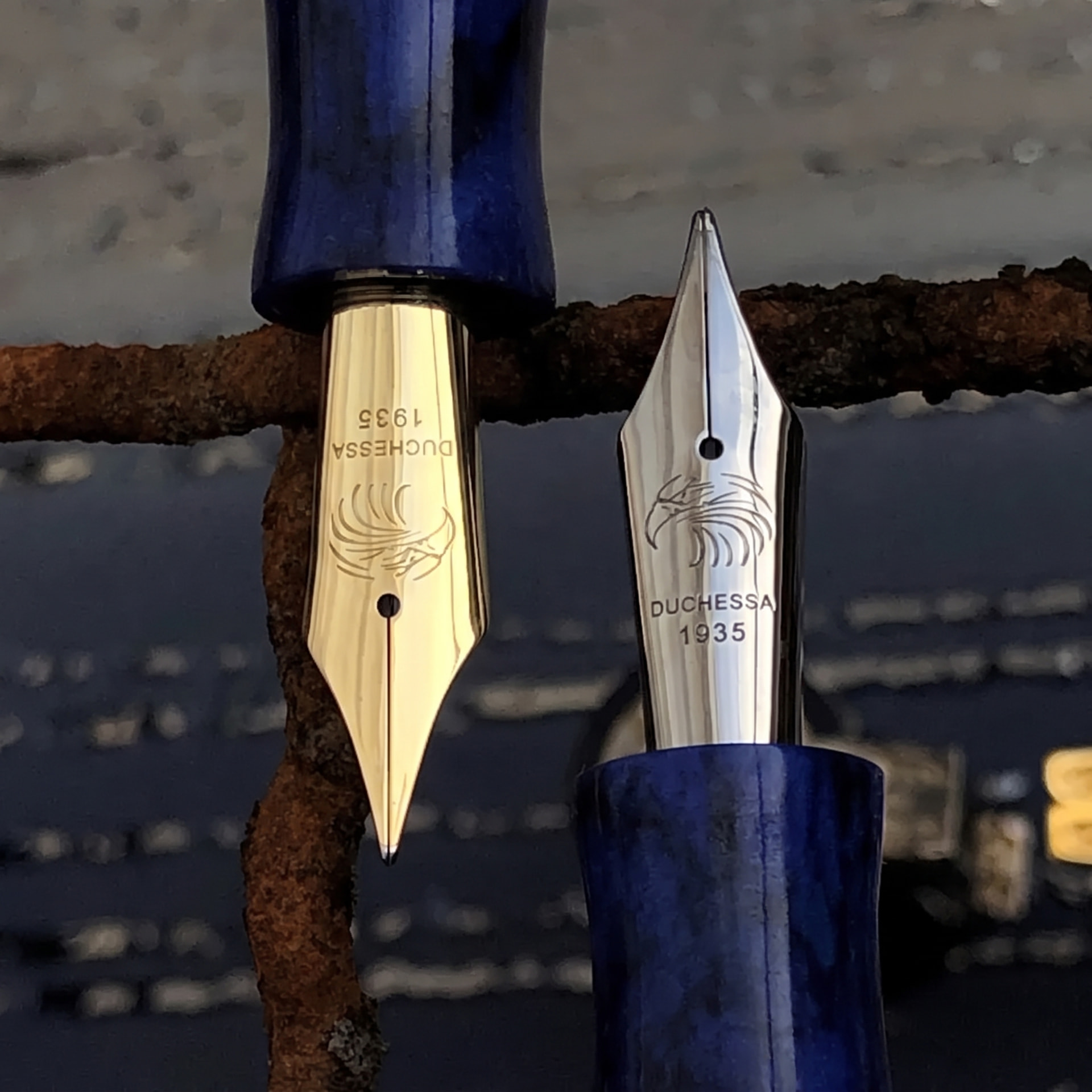 I pennini delle due versioni, uno in laminato oro e uno in palladio, incisi con l’aquila Duchessa 1935