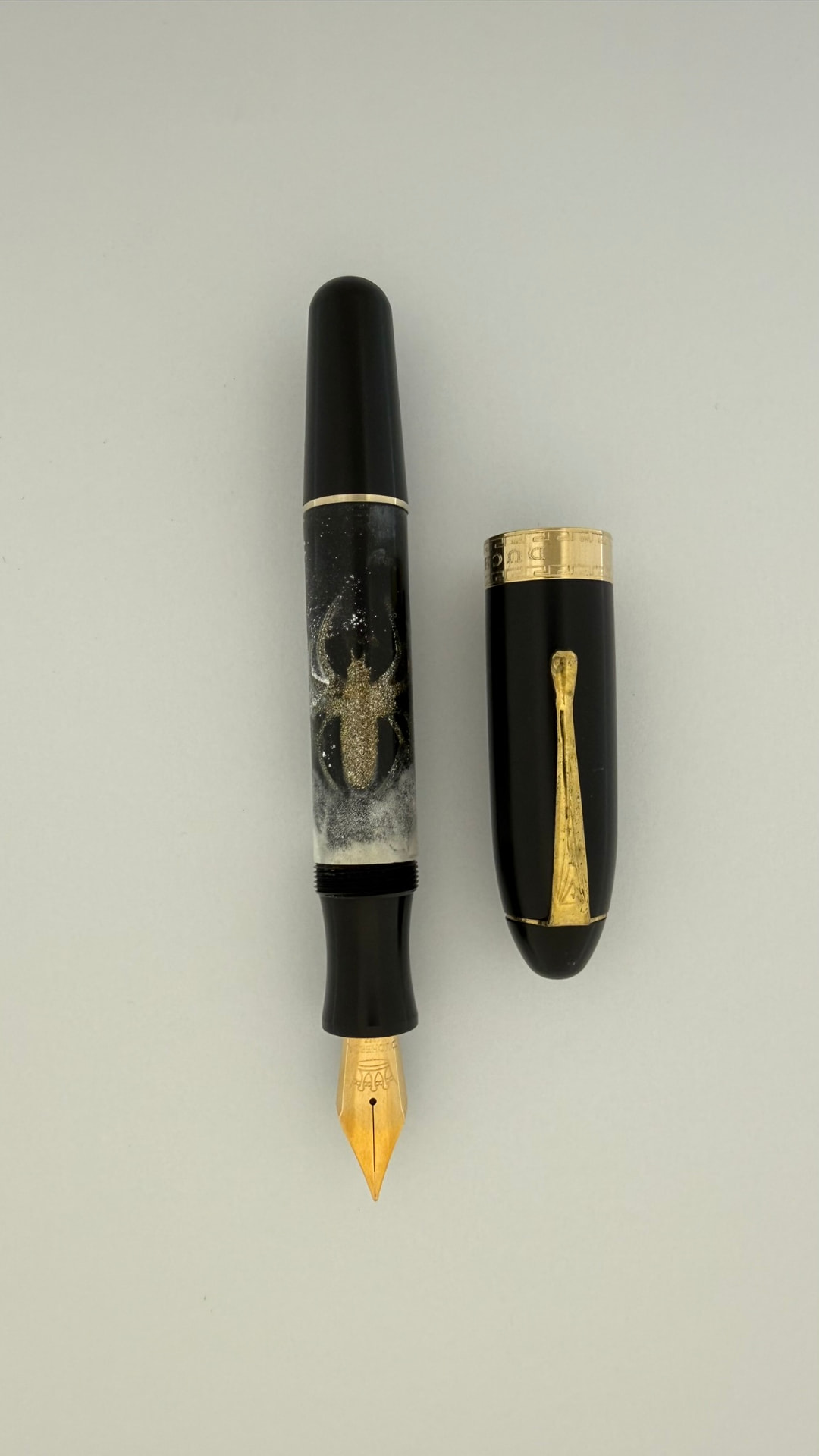 Stilografica Spider Oro 04 con ragno dipinto a mano, esemplare unico con finitura placcato oro