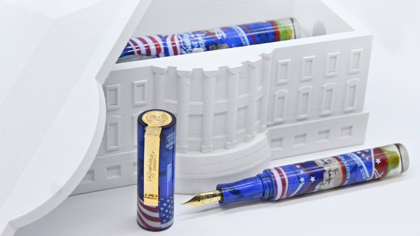 Le due tipologie di stilografica The American Dream, oro e palladio, con la confezione ispirata alla Casa Bianca